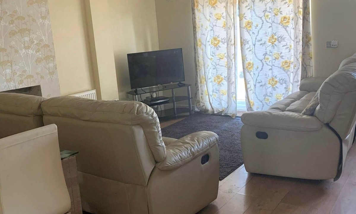 Colyers House | Spacious 4-Bed House with Parking – Erith