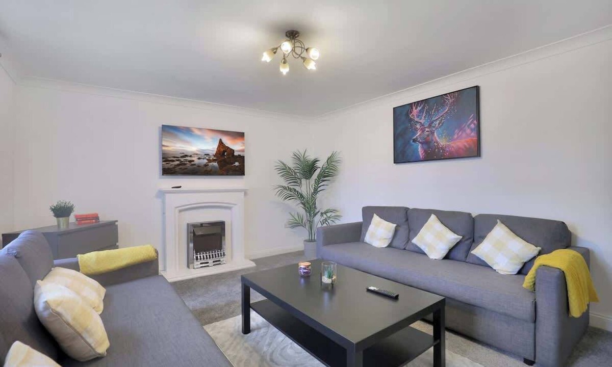 Gateshead House | Spacious 4 Bed House with Parking-by Holiday Homes