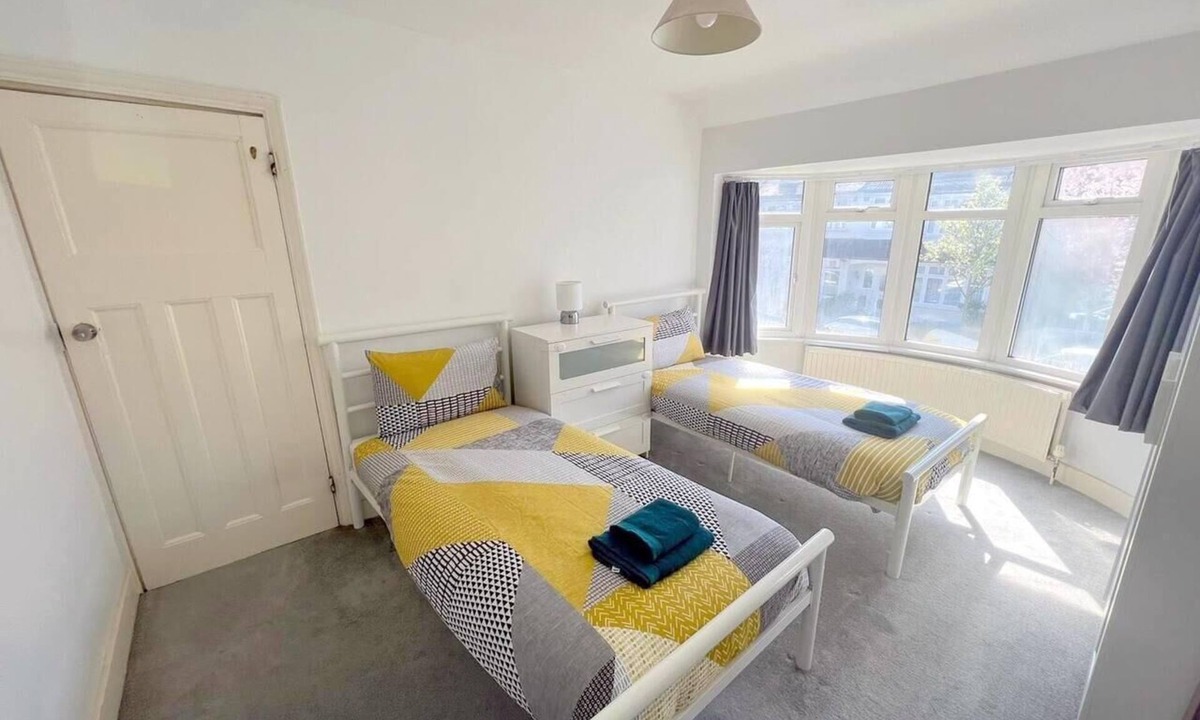 Bensham Manor House | Spacious 4-Bed House in Thornton Heath