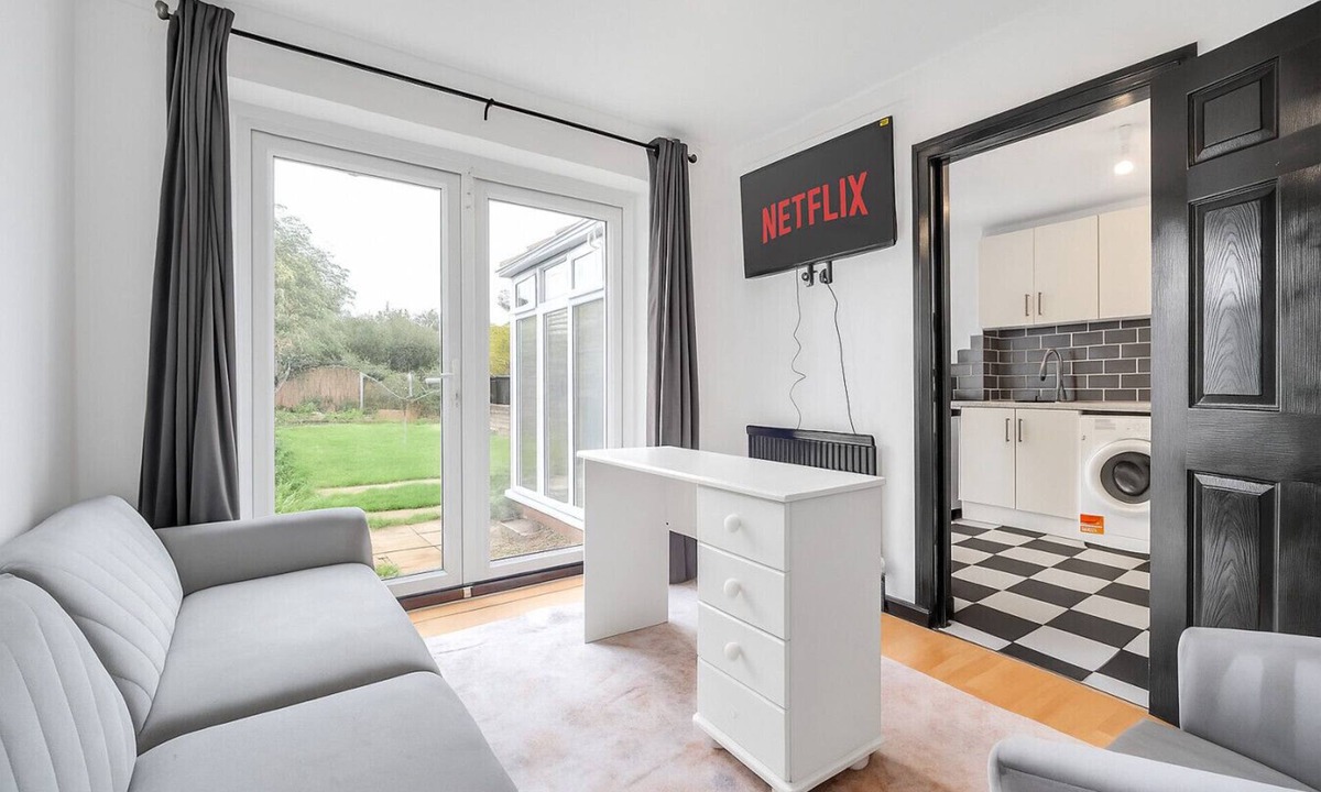 Cray Valley East House | Spacious 4-Bed Haven in Orpington Retreat