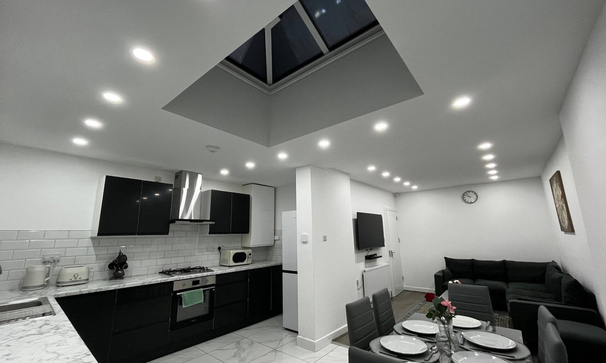 Sheldon House | Spacious 4 Bed Home - Sleeps 7, Garden & Parking