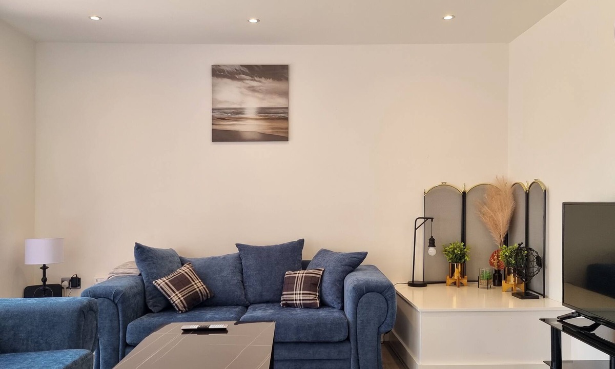 Old Trafford House | Spacious 4-Bed Home with Parking