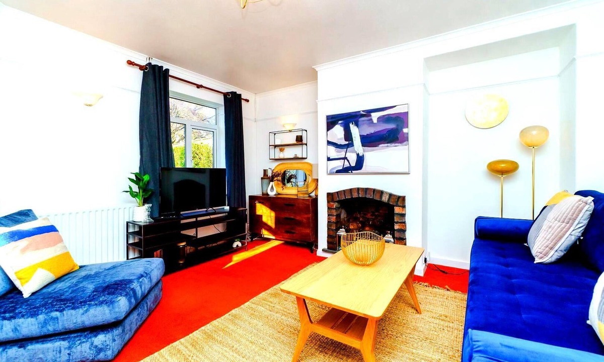 Pill House | Spacious 4-Bed Home! WiFi ! Parking Great Location