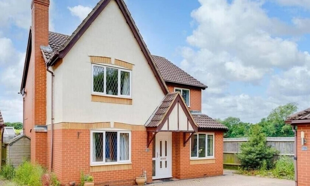 Huntingdon House | Spacious 4-Bed House with Conservatory and Parking