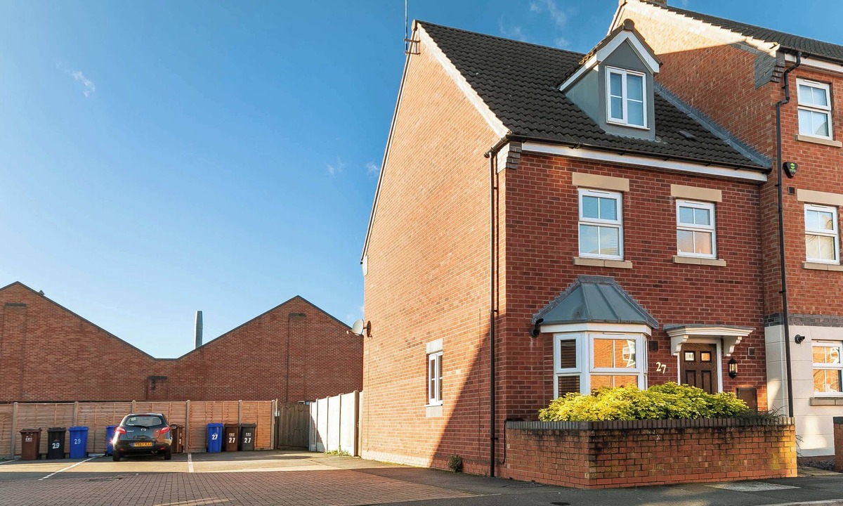 Long Eaton House | Spacious 4 Bed Modern Townhouse with Parking