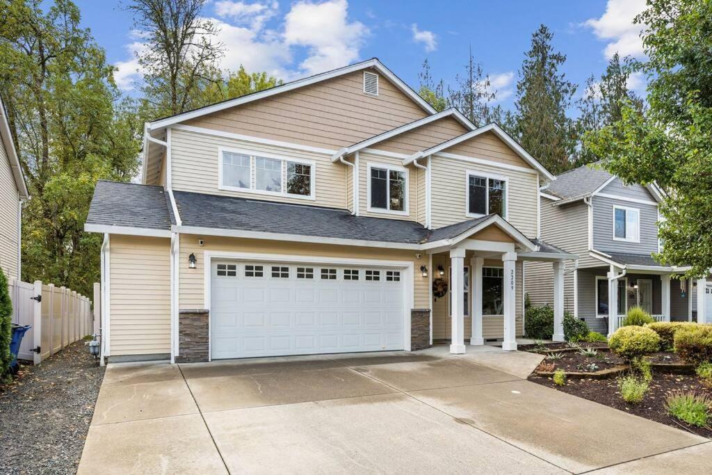 Battle Ground House | Spacious 4 bed near park/trails