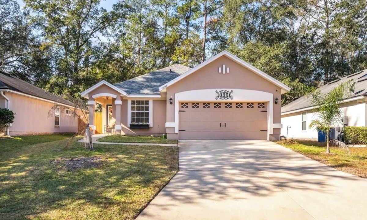 Northside House | Spacious 4-Bed Oasis with Patio & Games in Quiet Area