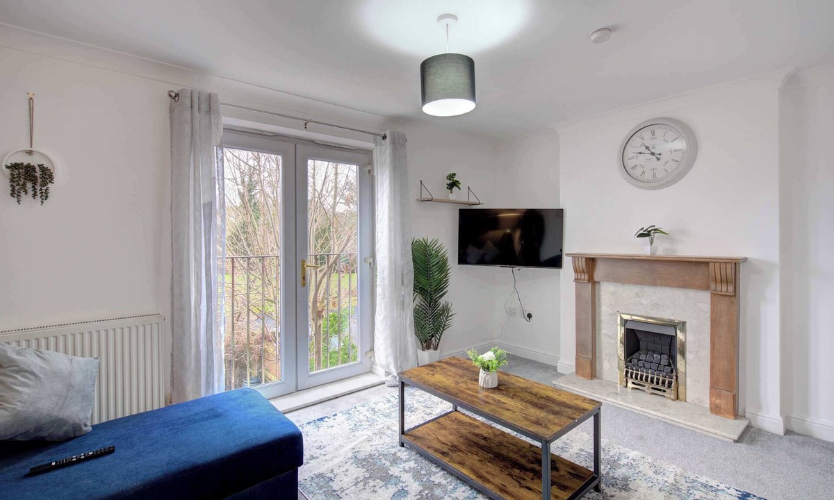 Whitestake House | Spacious 4 Bed Preston Home with Garden & Parking