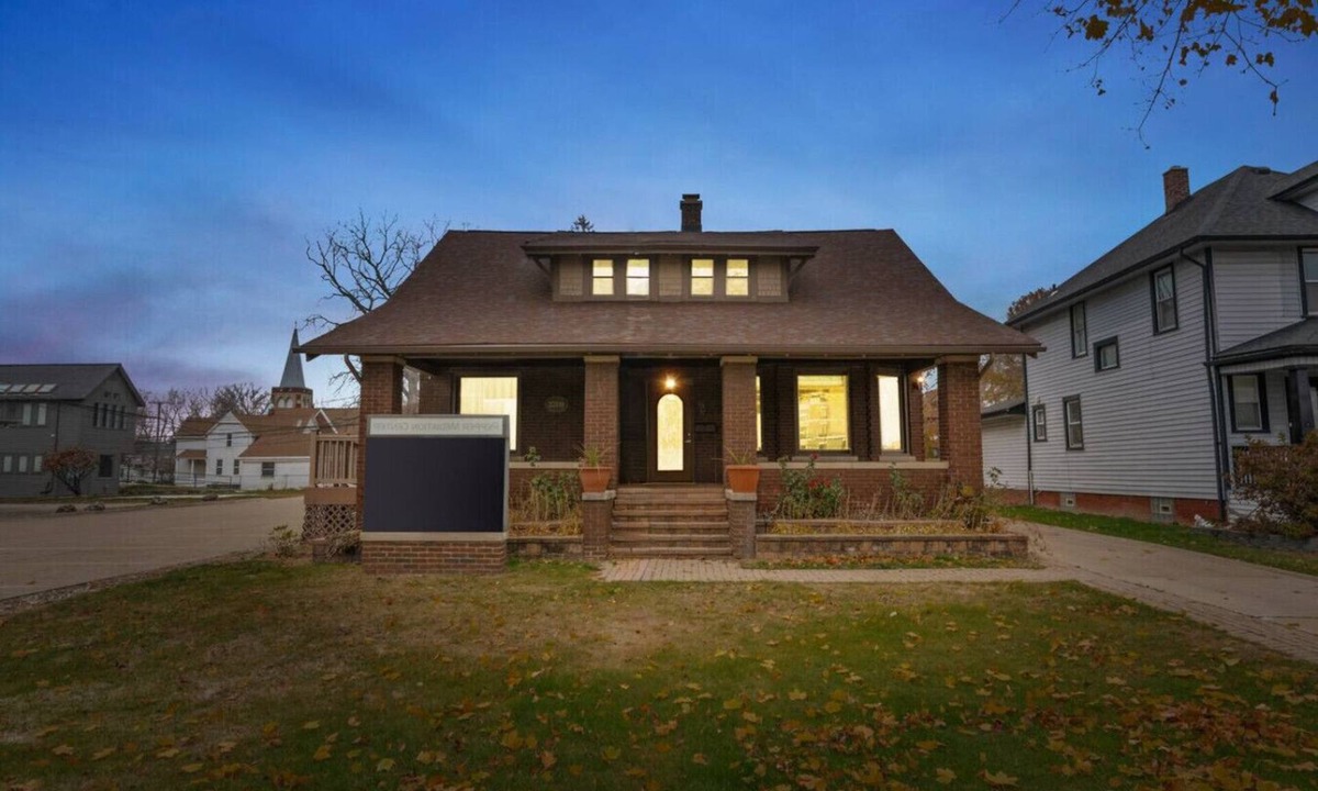 Dearborn House | Spacious 4-Bed Retreat in Dearborn – Sleeps 10!