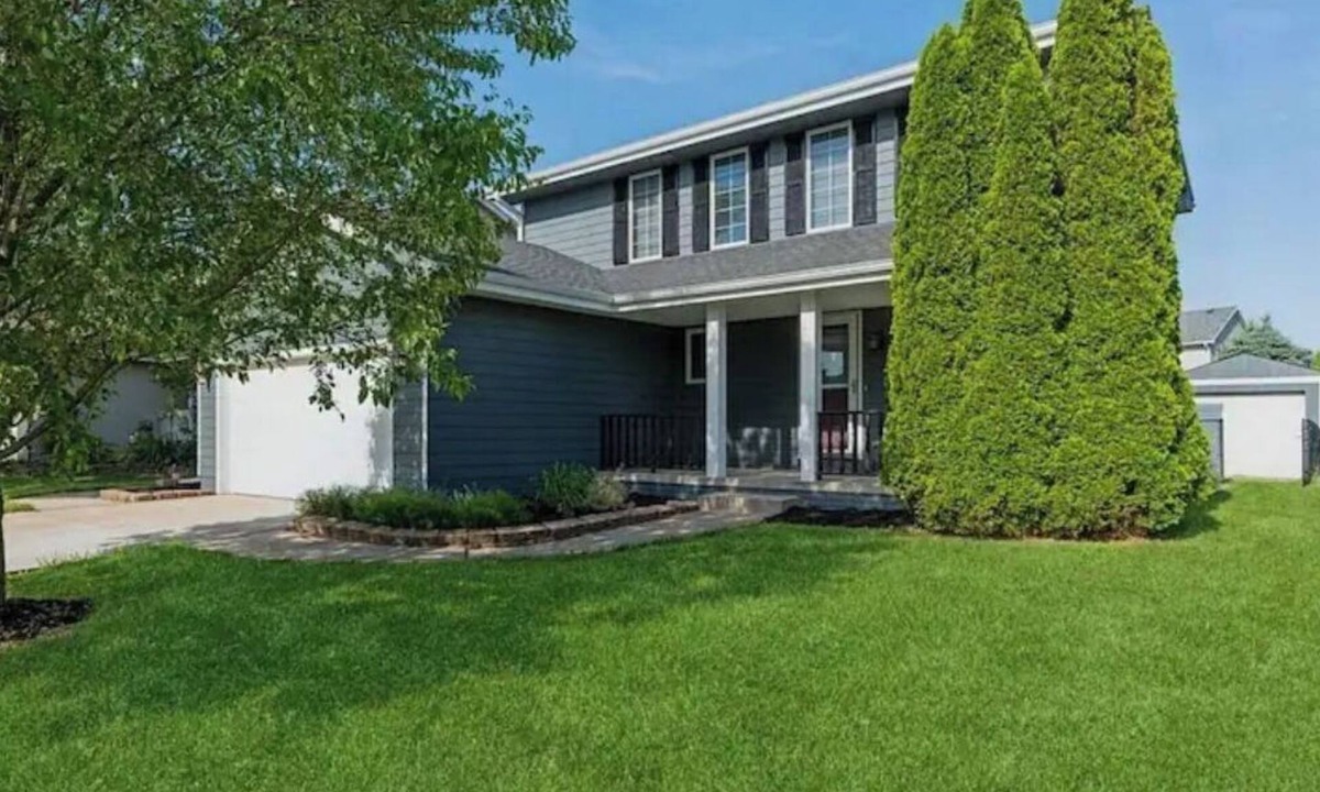 Altoona House | Spacious 4 - bedroom 2 king beds