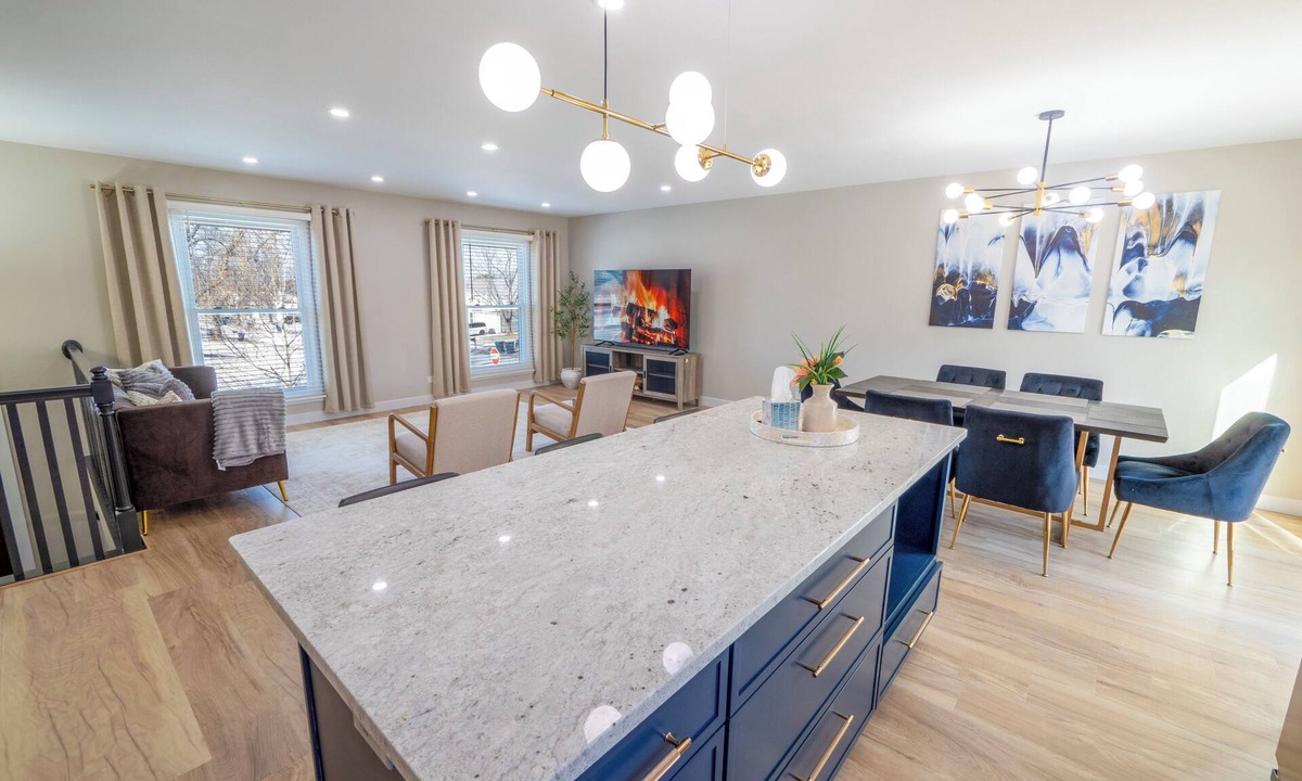 Wasco House | Spacious 4 bedroom/3 full bathroom Family Friendly Perfect for Group& Long Stays