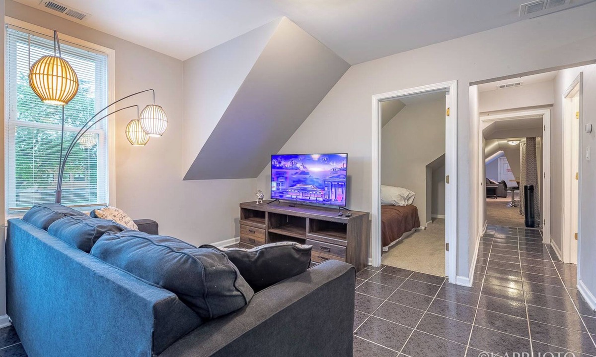 New City Apartment | Spacious 4-bedroom apartment with AC and WiFi in terrific Chicago