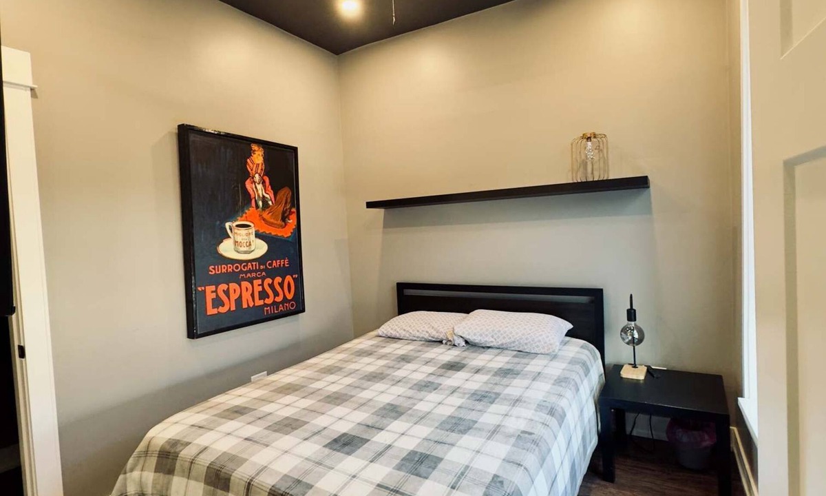 North Lawndale Apartment | Spacious 4-bedroom apartment with WiFi, AC in beautiful Chicago