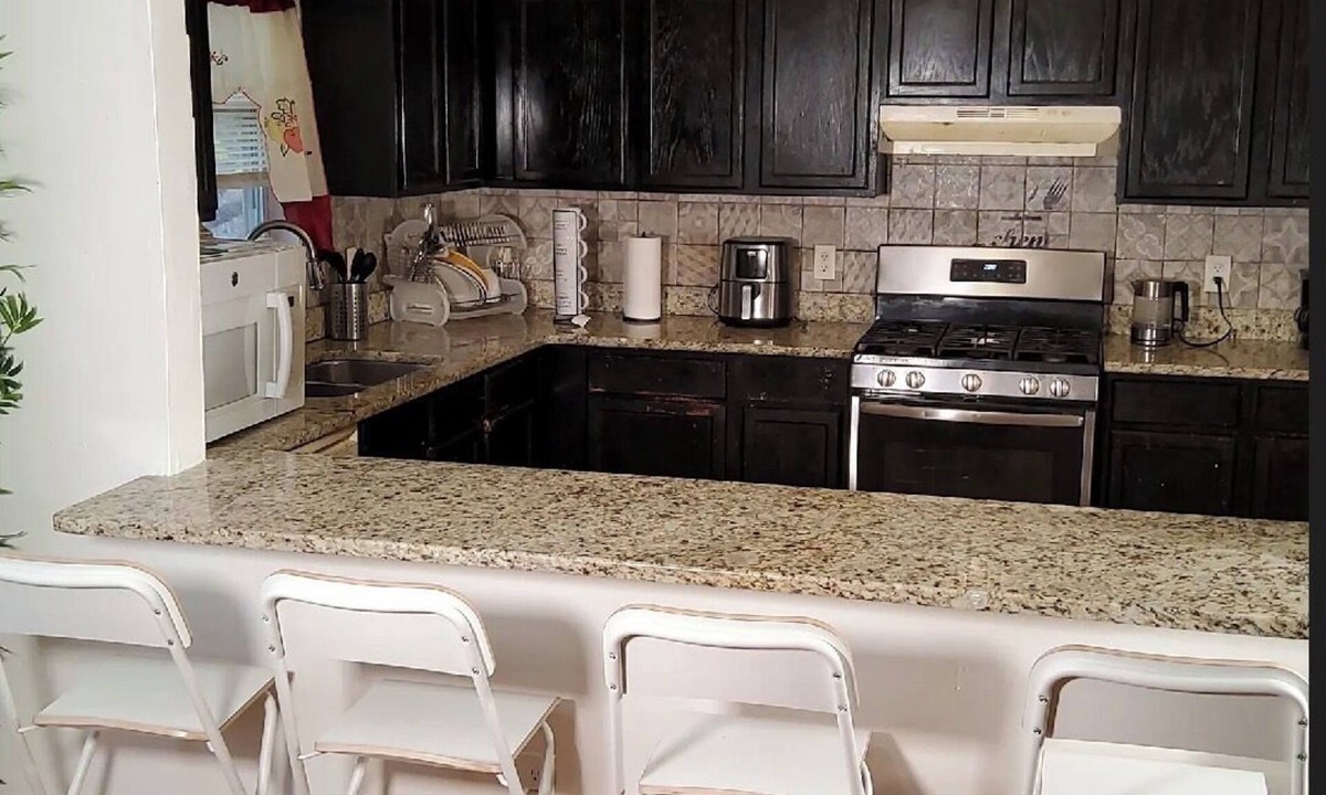 Newark Apartment | Spacious 4-bedroom apartment 1 king bed, 4 queen bed in Newark