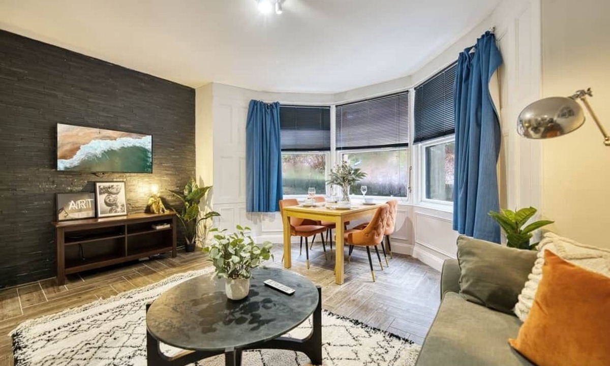 North West Apartment | Spacious 4-Bedroom Apt Near Glasgow’s West End