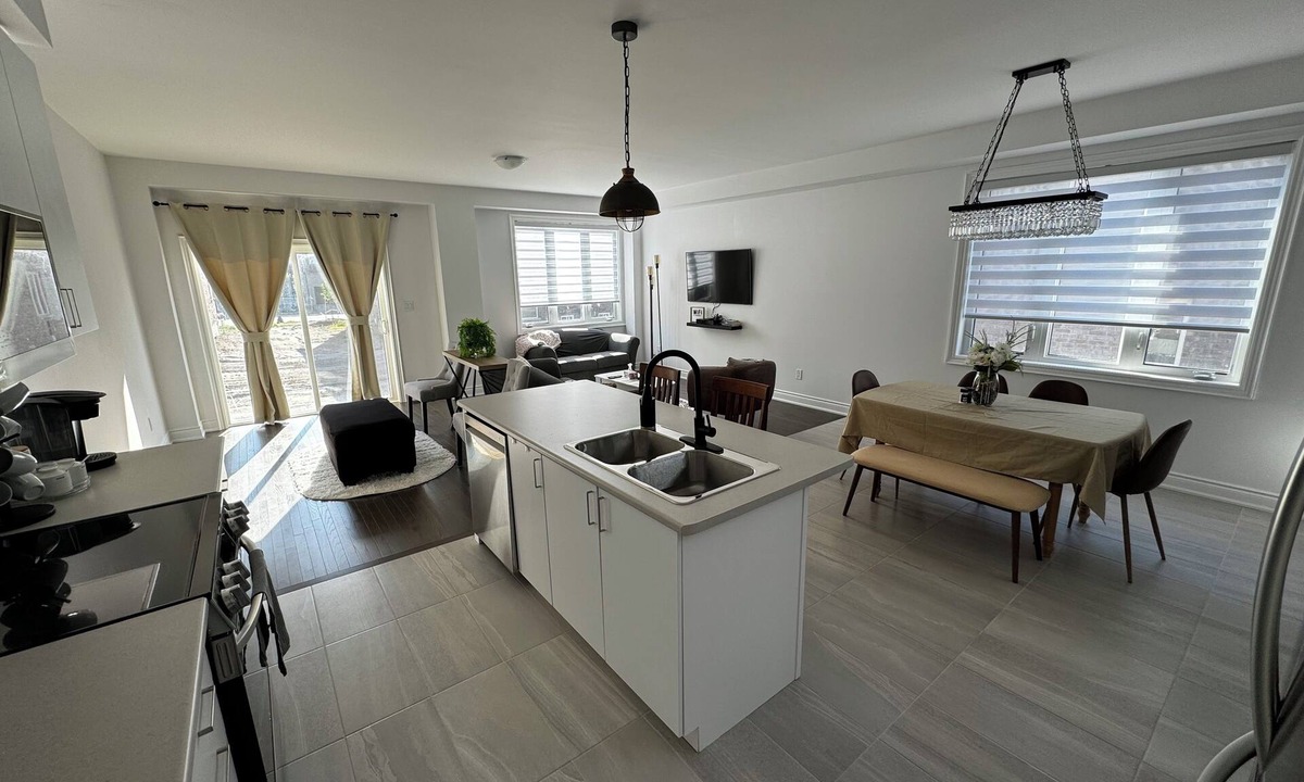 Wasaga Beach House | Spacious 4-bedroom townhome with WiFi and AC in charming Wasaga Beach