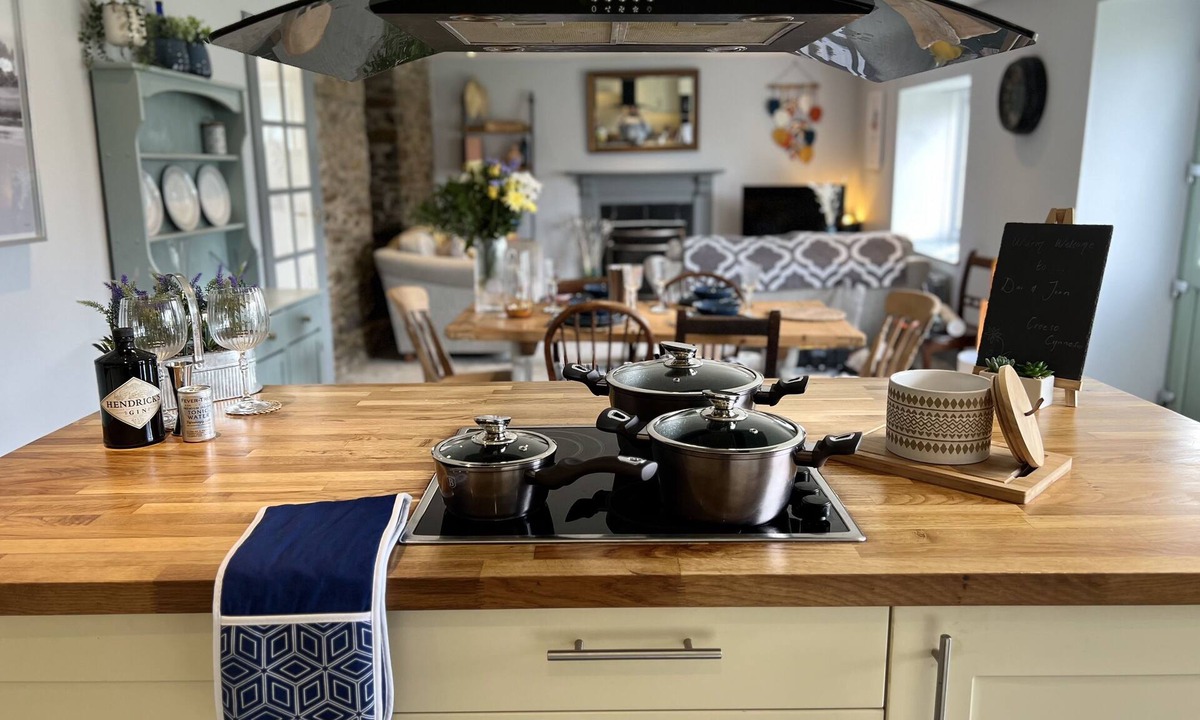 Kilgetty House | Spacious 4 Bedroom Farmhouse