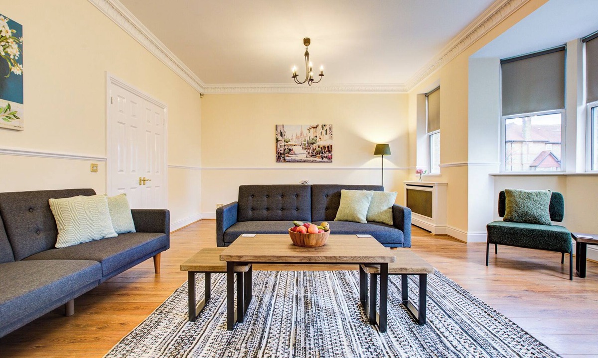 Hylands House | Spacious 4 Bedroom House with Free Parking!