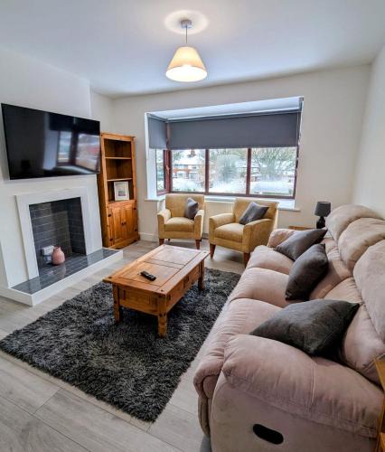 Forsbrook House | Spacious 4 Bedroom Home