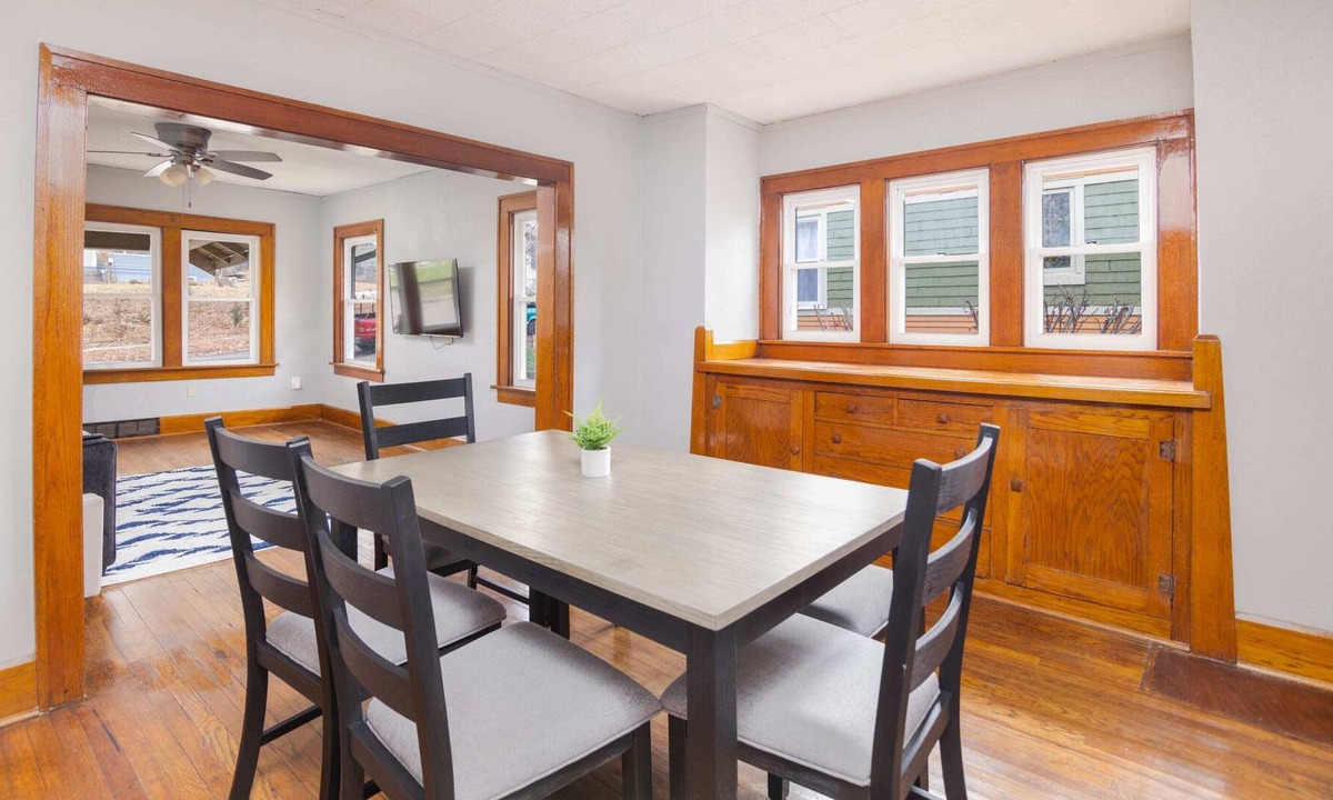 Des Moines House | Spacious 4 Bedroom Home Near Drake