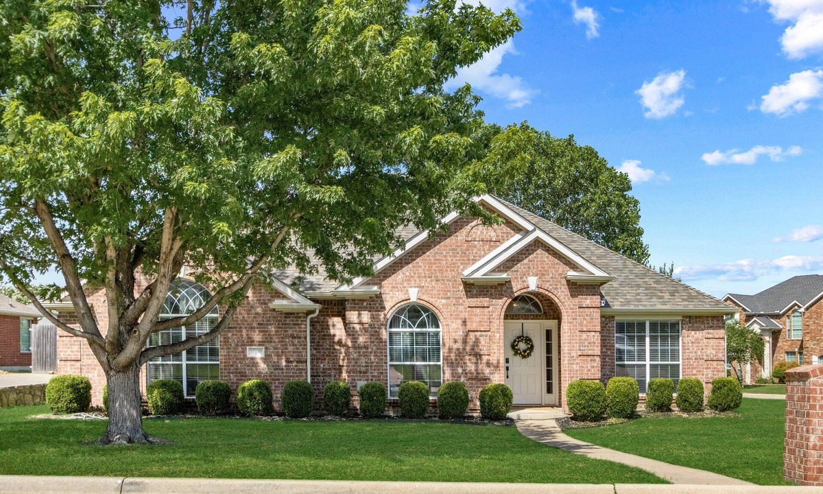 South Arlington House | Spacious 4 bedroom home with a Hot Tub, Just 15 Miles from the ATT Stadium!
