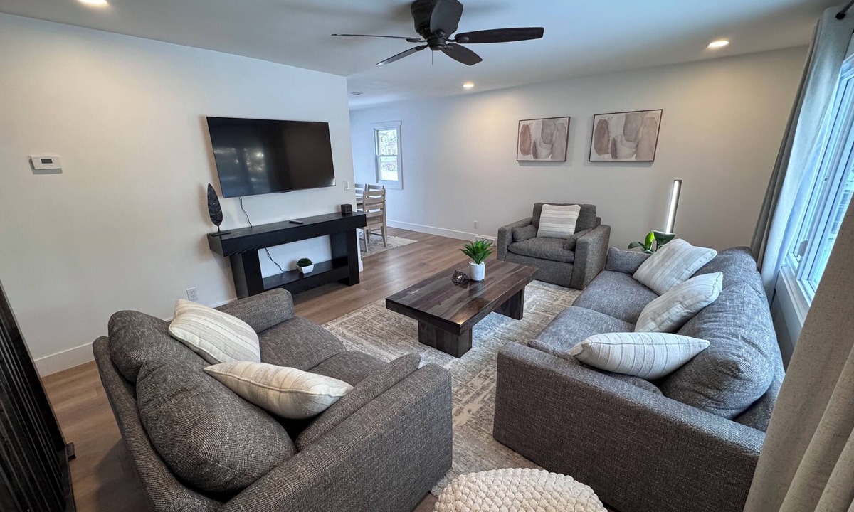 New Lenox House | Spacious 4-bedroom house in tranquil New Lenox with AC
