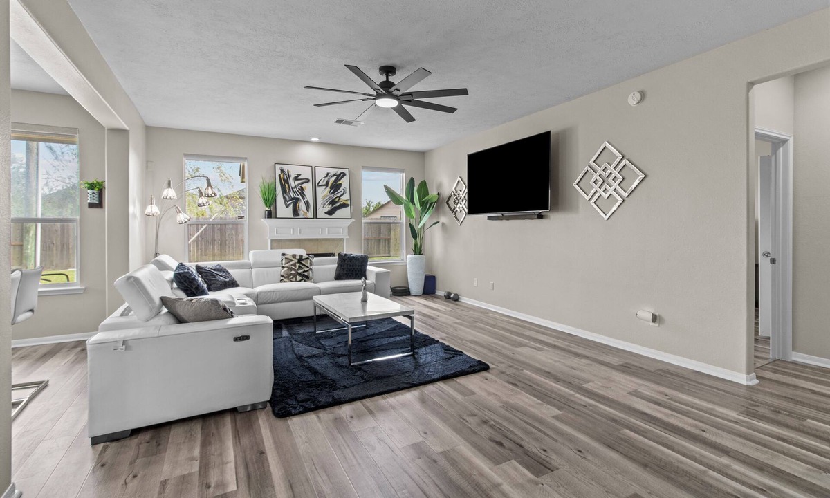 Richmond House | Spacious 4-bedroom house with pool table in charming Rosenberg