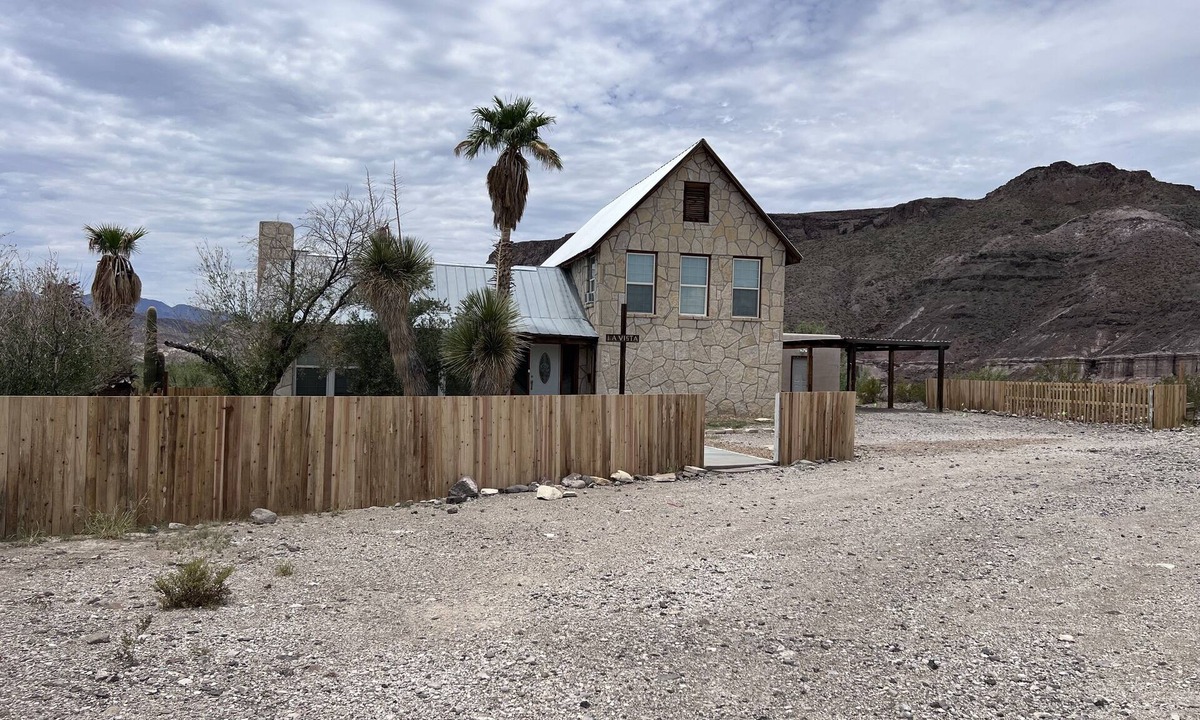 Lajitas House | Spacious 4 bedroom home/sleeps 10/just minutes from State and National Park.
