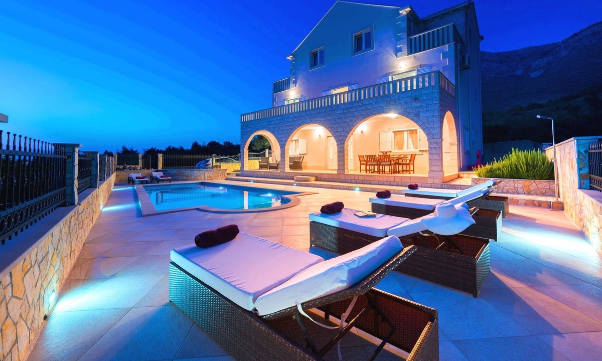 Zvekovica House | Spacious 4 bedroom home with Private heated Pool