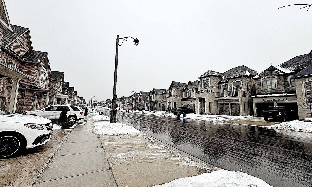 Oakville House | Spacious 4-bedroom house in Oakville with AC, WiFi