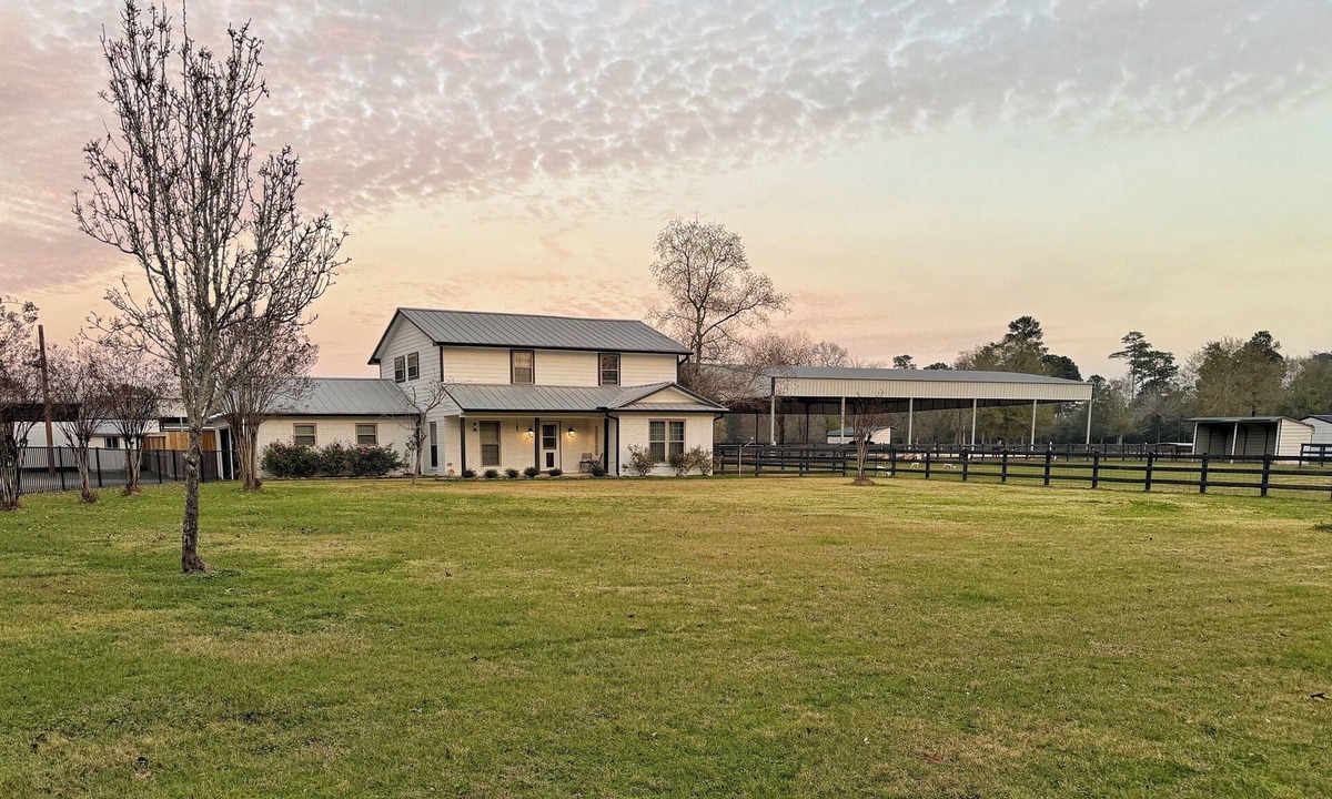 Magnolia House | Spacious 4-bedroom house in Magnolia, Visit our mini-cow, donkeys and goats!