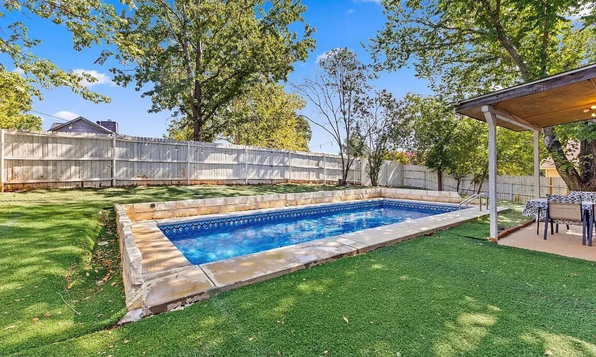 Corinth House | Spacious 4-bedroom House Great Location Next to 35 and Shopping Areas