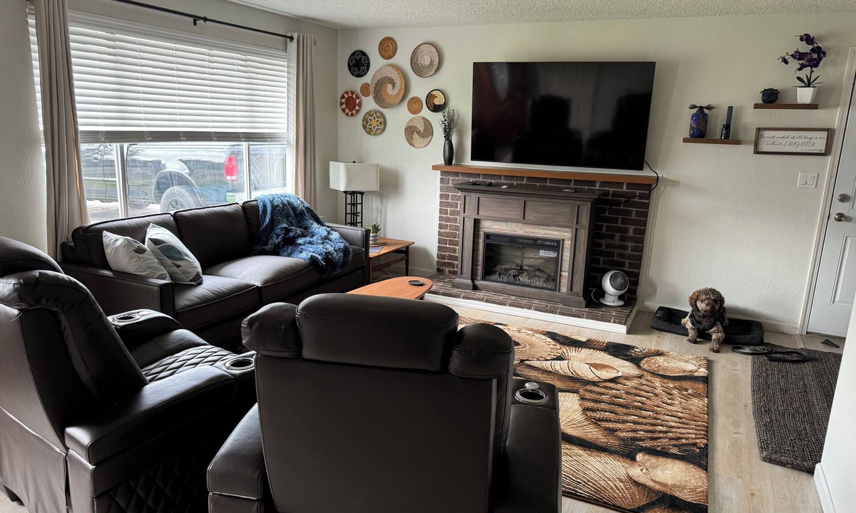 Everett House | Spacious 4-bedroom house in amazing Everett with WiFi