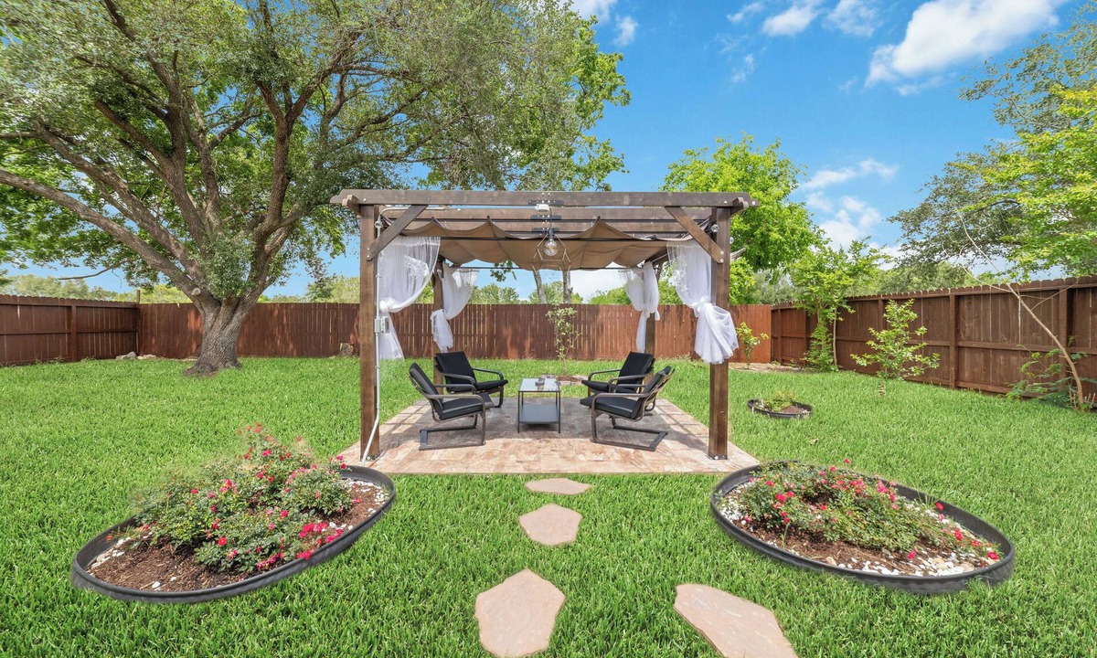 Clodine House | Spacious 4-bedroom house in enchanting heart Houston with spacious backyard