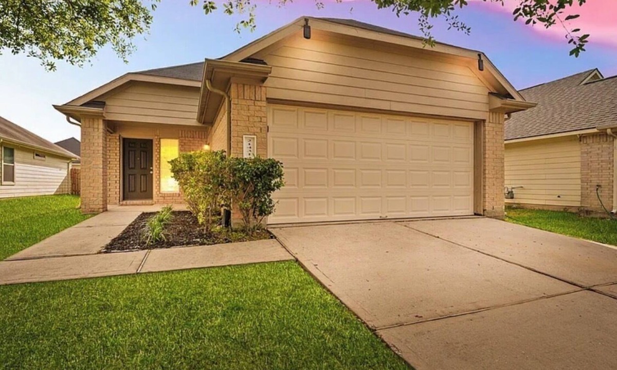 Houston House | Spacious 4-bedroom house in charming Houston with AC NEAR AIRPORT