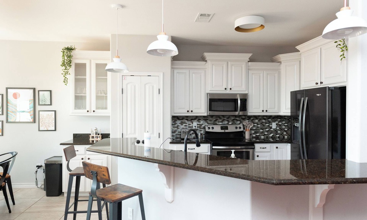 Marfa House | Spacious 4-bedroom house with WiFi and AC in charming Alpine