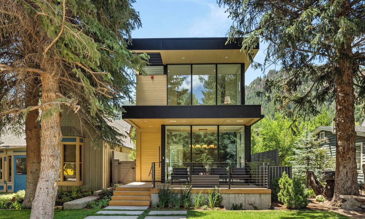 West End House | Spacious 4-bedroom house in gorgeous Aspen with fitness and entertainment room.
