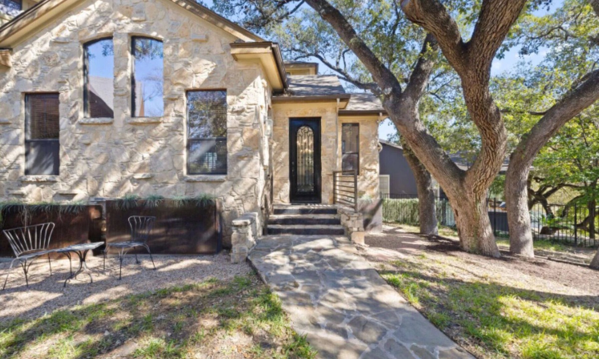 Travis Heights House | Spacious 4-bedroom house 1 block to Lady Bird Lake in DT Austin w/Fitness room.