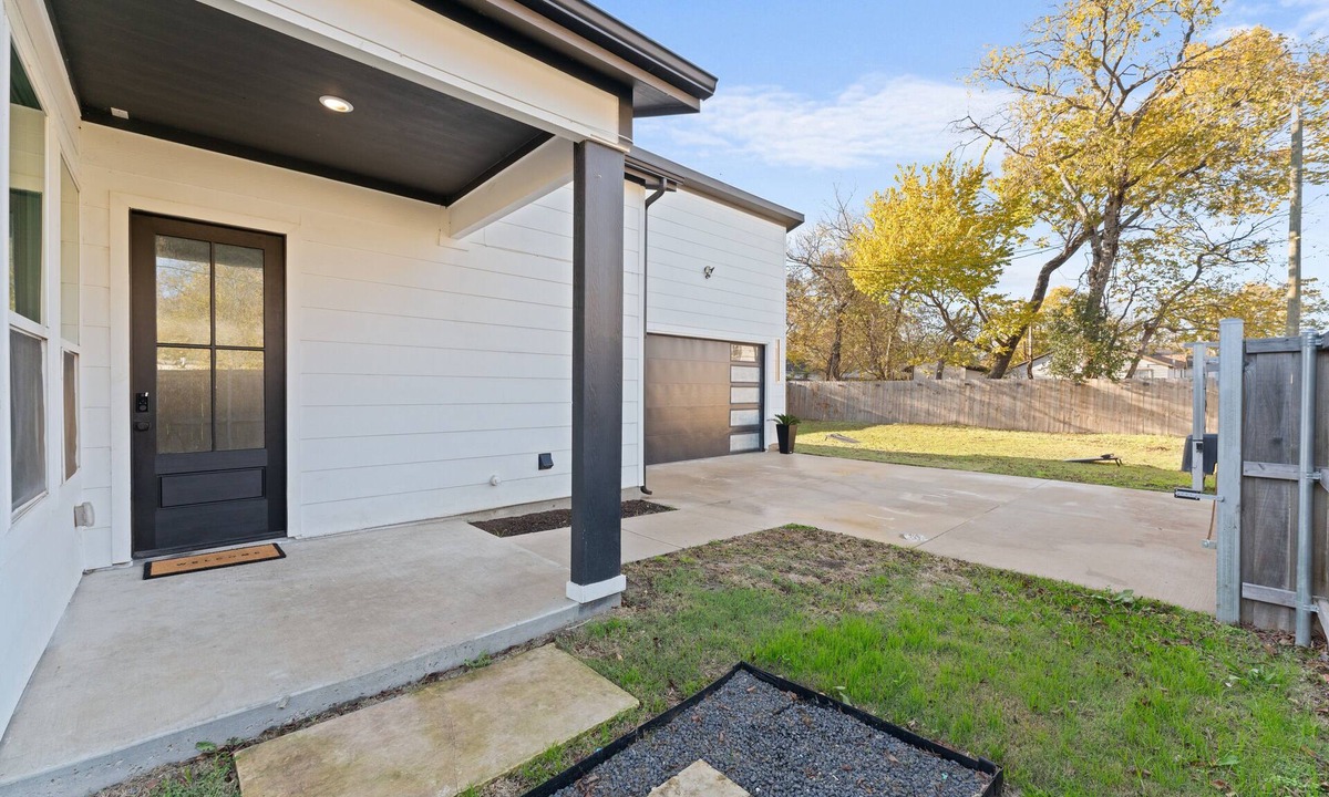 Cedar Crest House | Spacious 4-bedroom house in fabulous Dallas with WiFi, AC