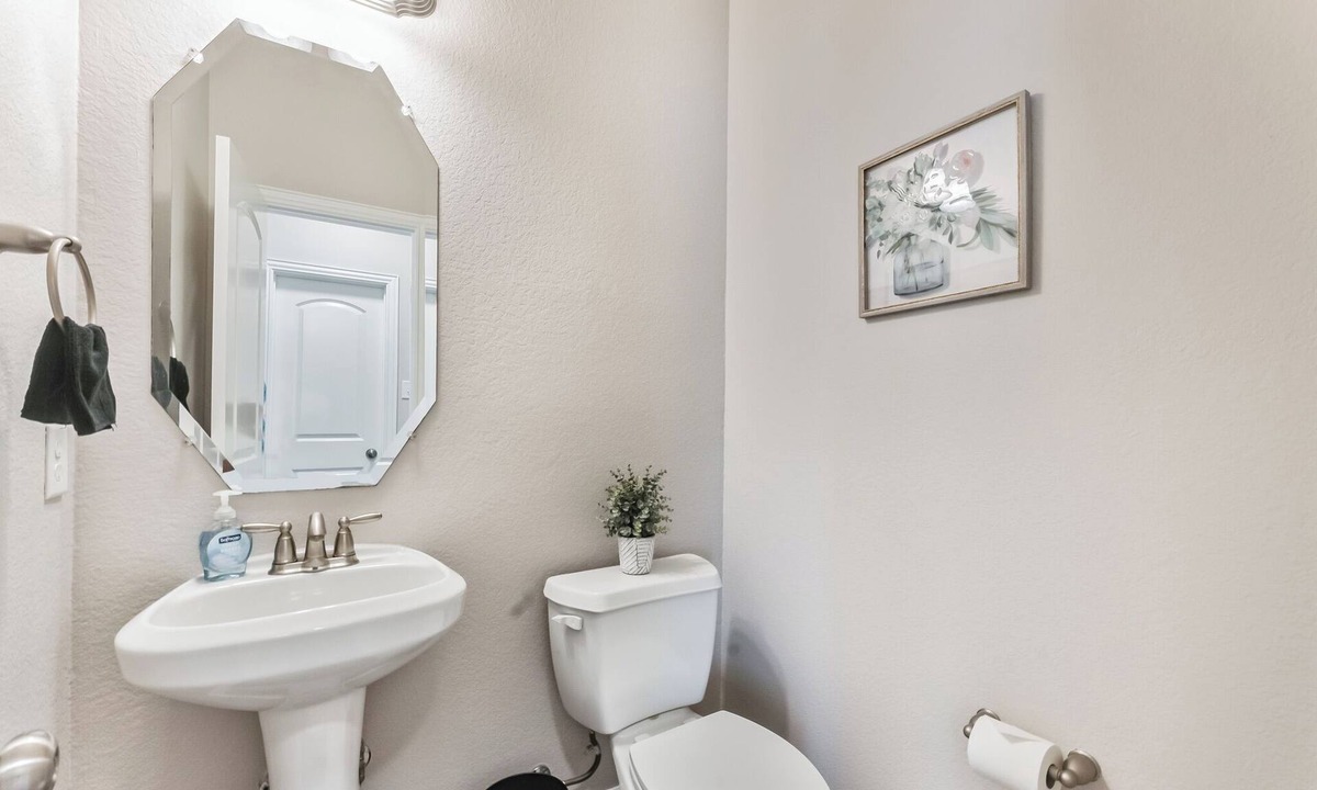 Las Colinas House | Spacious 4-bedroom house w/AC and WiFi in amazing Entire home in Irving, Texas