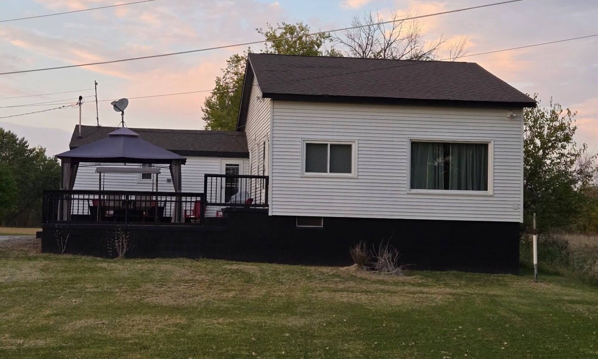 Quad Cities House | Spacious 4-bedroom house in tranquil Moline with AC