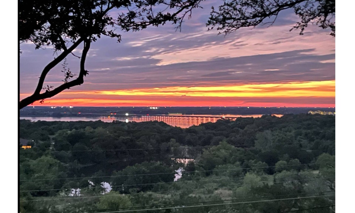 Woodway House | Spacious 4-bedroom house with an awesome view: Sunsets, Lake, Lightning Storms