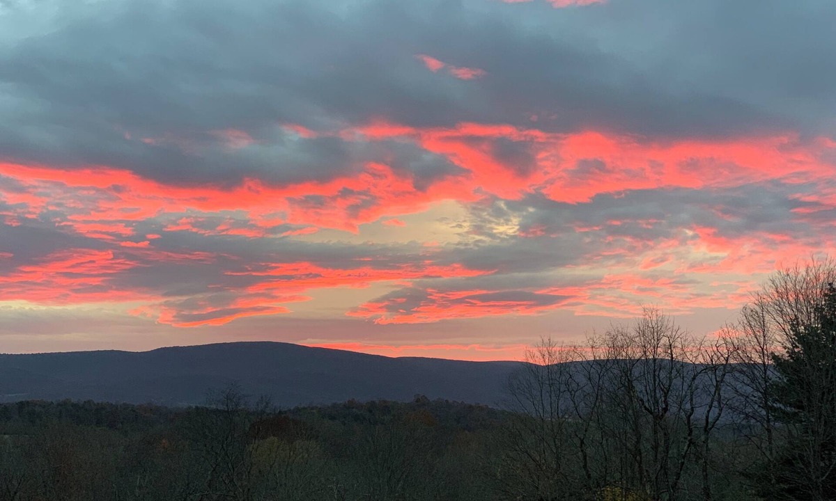 Town of Copake House | Spacious 4-bedroom modern house with outdoor hot tub close to Catamount skiing