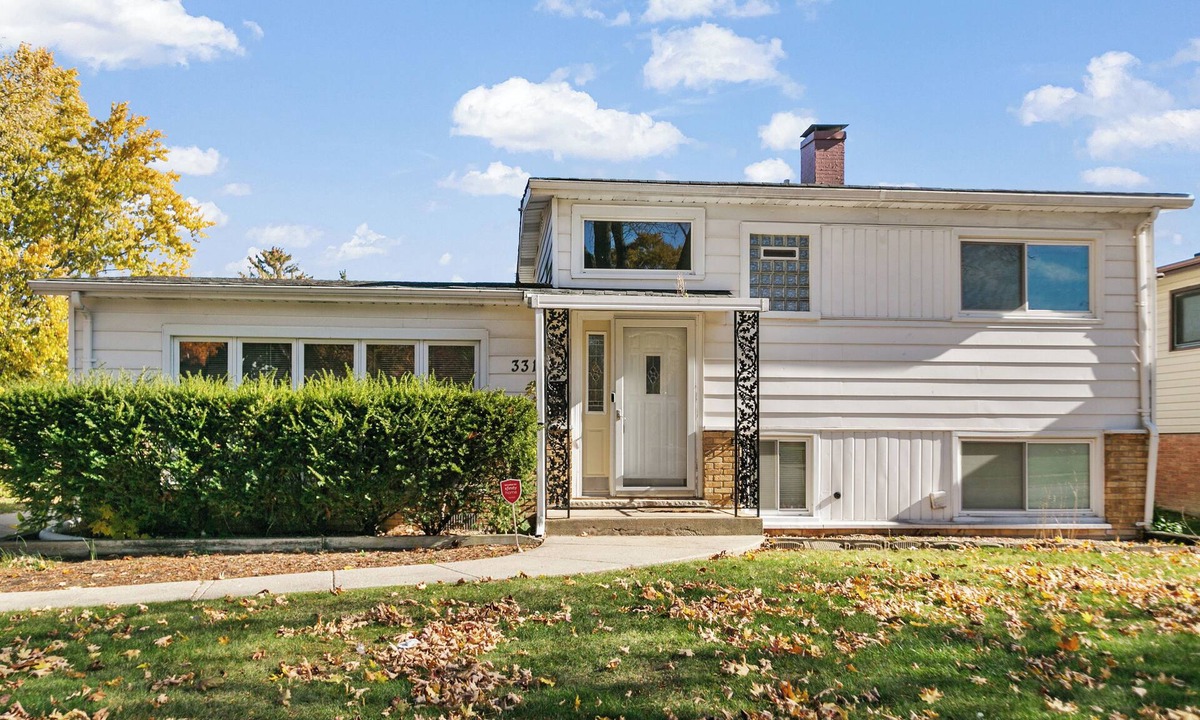 Waukegan House | Spacious 4 Bedroom Retreat W/Covered back Porch!