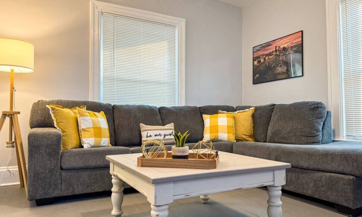 Dayton House | Spacious 4 bedroom, Sleeps 8 w/7 Beds + Parking