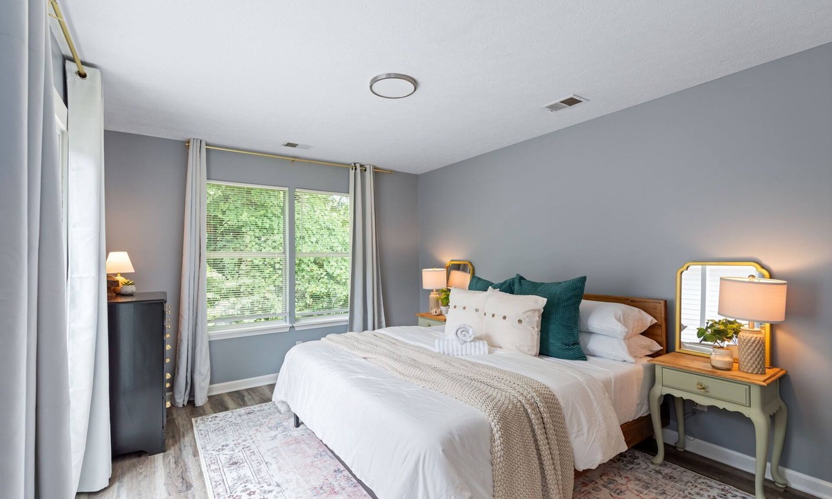 Murray Hill House | Spacious 4-bedroom Townhome! East End!