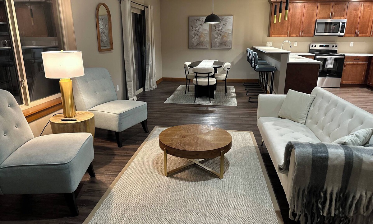 Mann House | Spacious 4-bedroom townhome in quiet Iowa City neighborhood