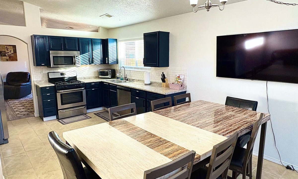 Skies West House | Spacious 4-bedroom house in terrific Albuquerque with AC