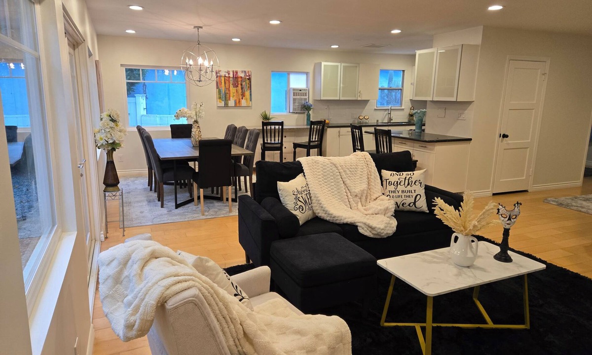 Encino House | Spacious 4-bedroom house in terrific Los Angeles with AC