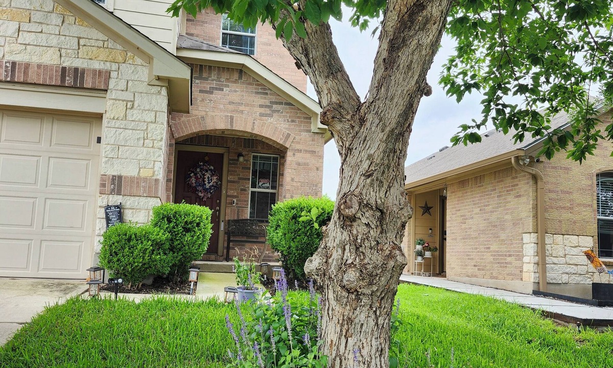Pflugerville House | Spacious 4-bedroom house with WiFi, AC and Heat, in welcoming Pflugerville.